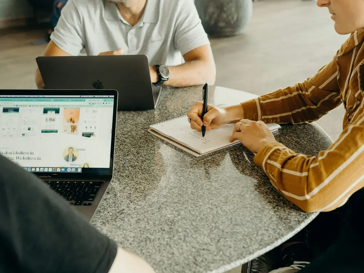 Overleg tussen ondernemer en webdesignbureau over een nieuwe website